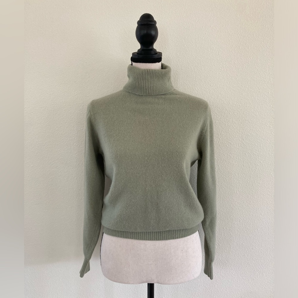 VINTAGE | Neiman Marcus Sage Green 💚 100% Cashmere Turtleneck Sweater sz. Small